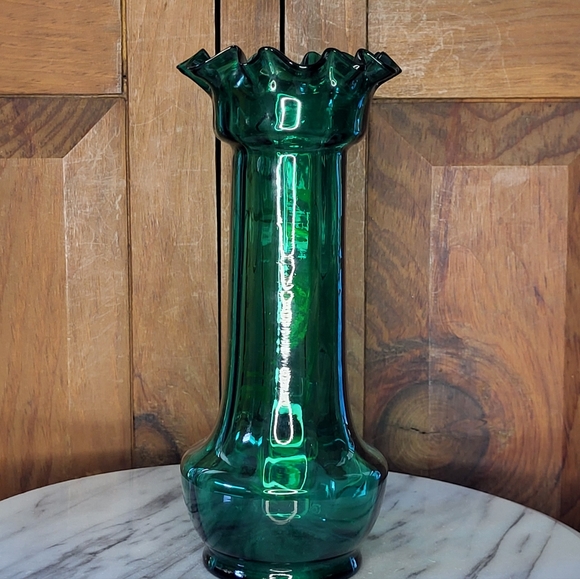 Elegant Green Glass Vase with Gold Accents - Picture 4 of 17